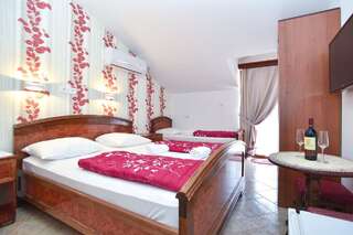 Отель Hotel Grbalj Будва Трехместный номер с видом на город-1