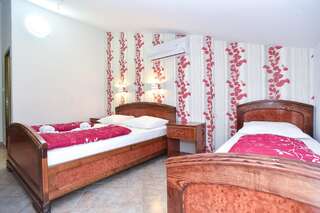 Отель Hotel Grbalj Будва Трехместный номер с видом на город-2