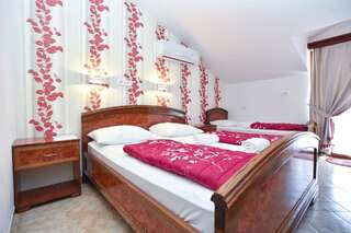 Отель Hotel Grbalj Будва Трехместный номер с видом на город-3