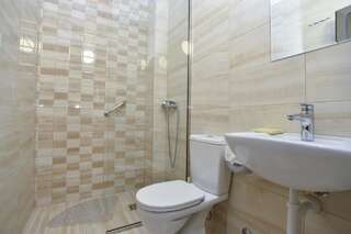 Отель Hotel Grbalj Будва Трехместный номер с видом на город-7