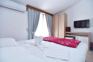 Отель Hotel Grbalj Будва Двухместный номер с 1 кроватью или 2 отдельными кроватями и балконом-2