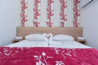 Отель Hotel Grbalj Будва Двухместный номер с 1 кроватью или 2 отдельными кроватями и балконом-3