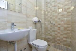 Отель Hotel Grbalj Будва Двухместный номер с 1 кроватью или 2 отдельными кроватями и балконом-4