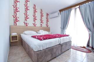 Отель Hotel Grbalj Будва Двухместный номер с 1 кроватью или 2 отдельными кроватями и балконом-5